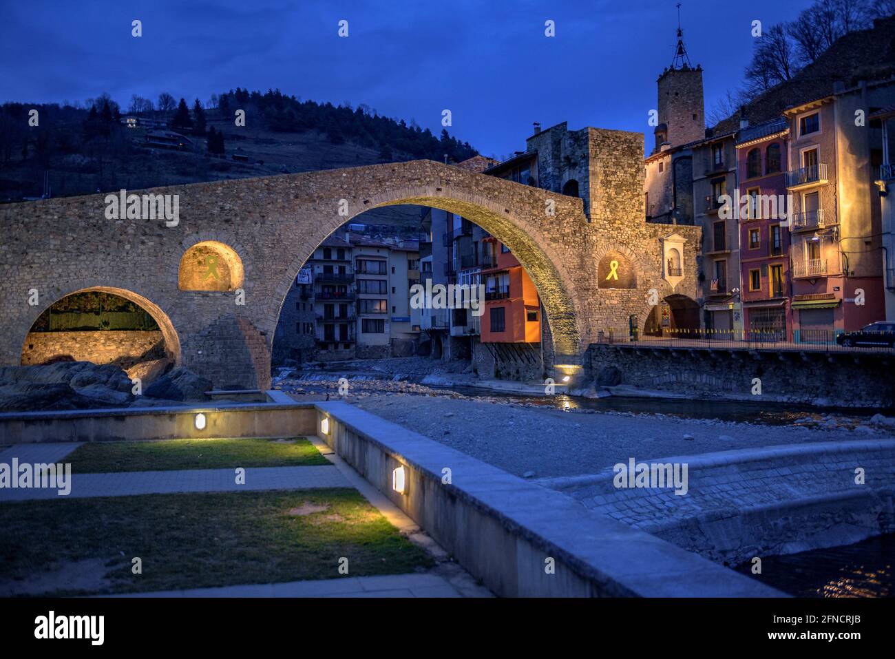 Camprodon-Brücke in einer Winterdämmerung und Nacht (Ripollès, Katalonien, Spanien, Pyrenäen) ESP: Puente de Camprodon en un crepúsculo y noche de invierno Stockfoto