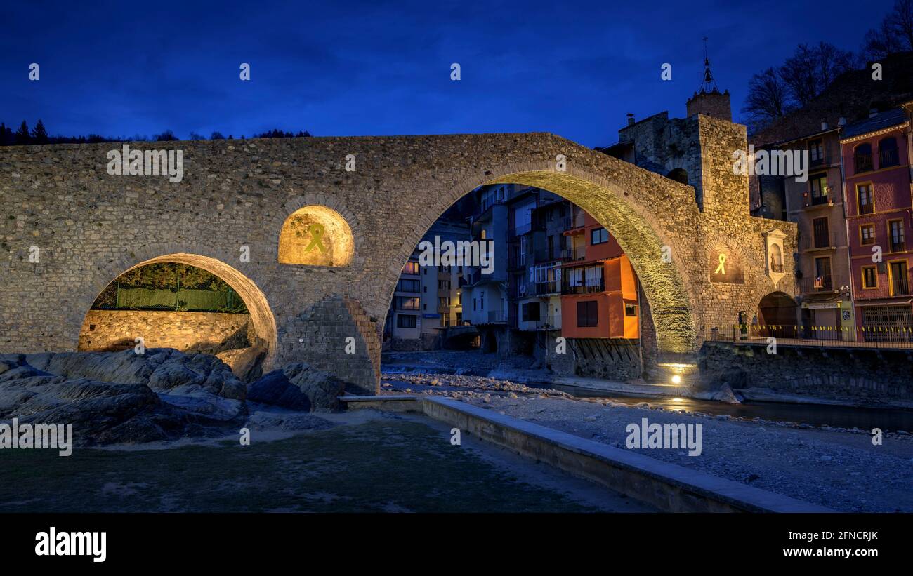 Camprodon-Brücke in einer Winterdämmerung und Nacht (Ripollès, Katalonien, Spanien, Pyrenäen) ESP: Puente de Camprodon en un crepúsculo y noche de invierno Stockfoto