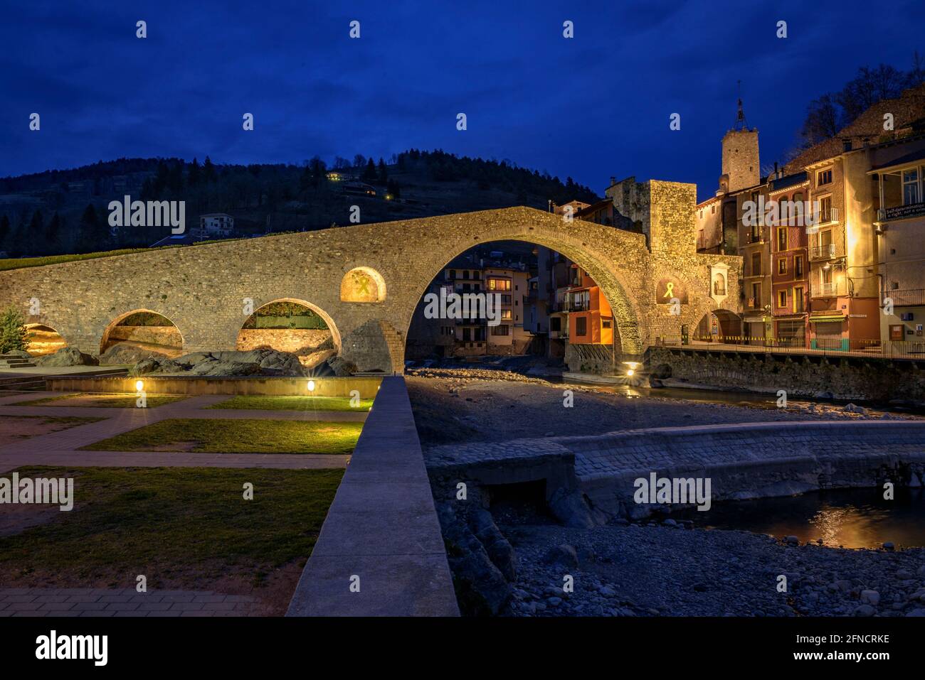 Camprodon-Brücke in einer Winterdämmerung und Nacht (Ripollès, Katalonien, Spanien, Pyrenäen) ESP: Puente de Camprodon en un crepúsculo y noche de invierno Stockfoto
