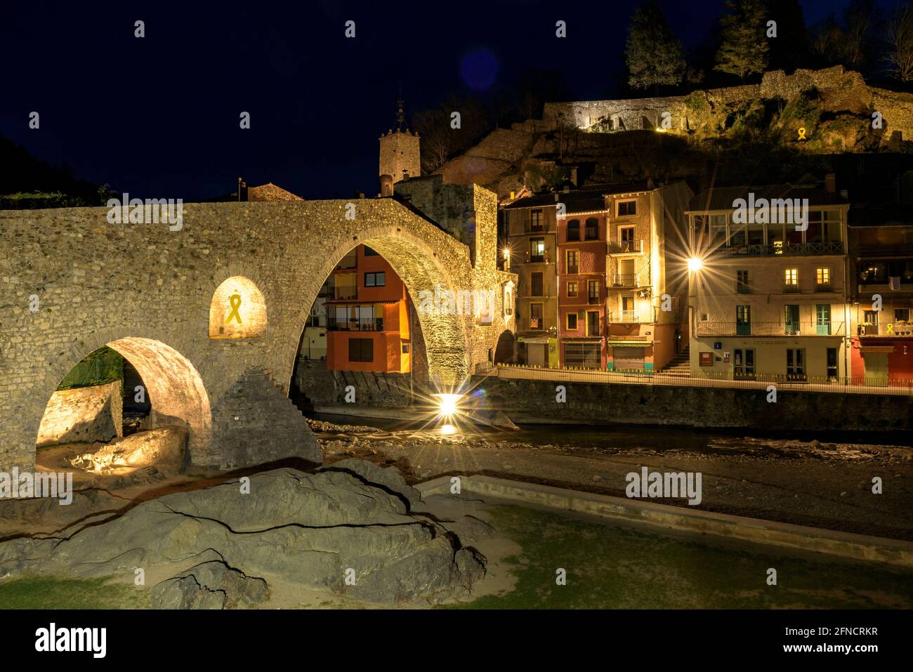 Camprodon-Brücke in einer Winterdämmerung und Nacht (Ripollès, Katalonien, Spanien, Pyrenäen) ESP: Puente de Camprodon en un crepúsculo y noche de invierno Stockfoto