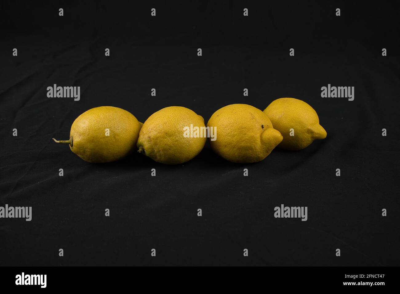 Set Zitronen mit schwarzem Hintergrund. Frucht Stockfoto