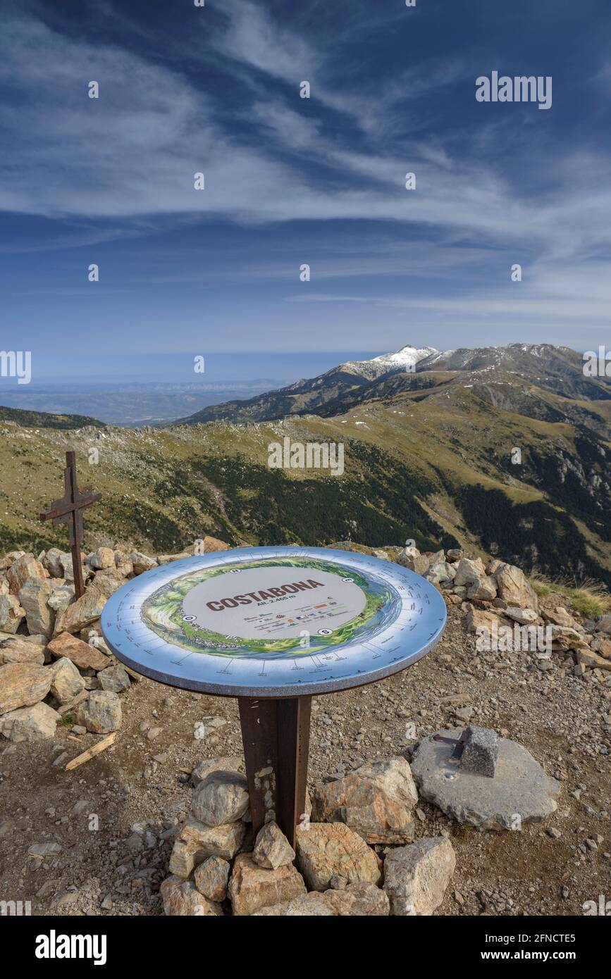 Blick auf den Gipfel von Costabona im Herbst mit Blick auf das Canigou-Massiv in den östlichen Pyrenäen (Pyrénées Orientales, Occitanie, Frankreich) Stockfoto