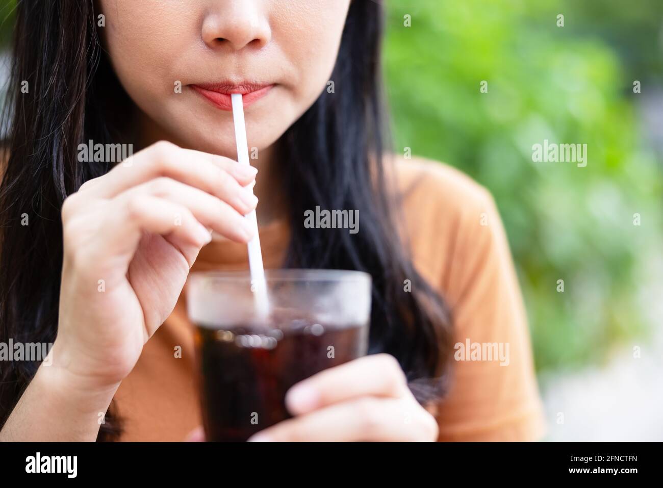 Nahaufnahme Frau trinkt Eis Cola. Lebensmittel-und Getränke-Konzept. Stockfoto