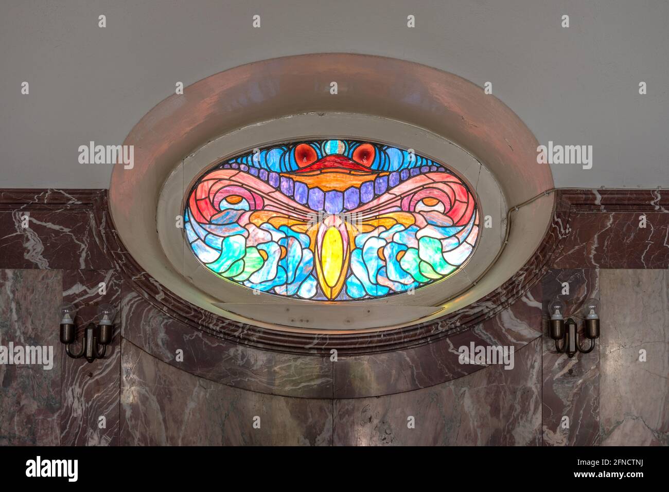 Buntes Jugendstilfenster im historischen Badehaus Sprudelhof, Bad Nauheim, Deutschland Stockfoto