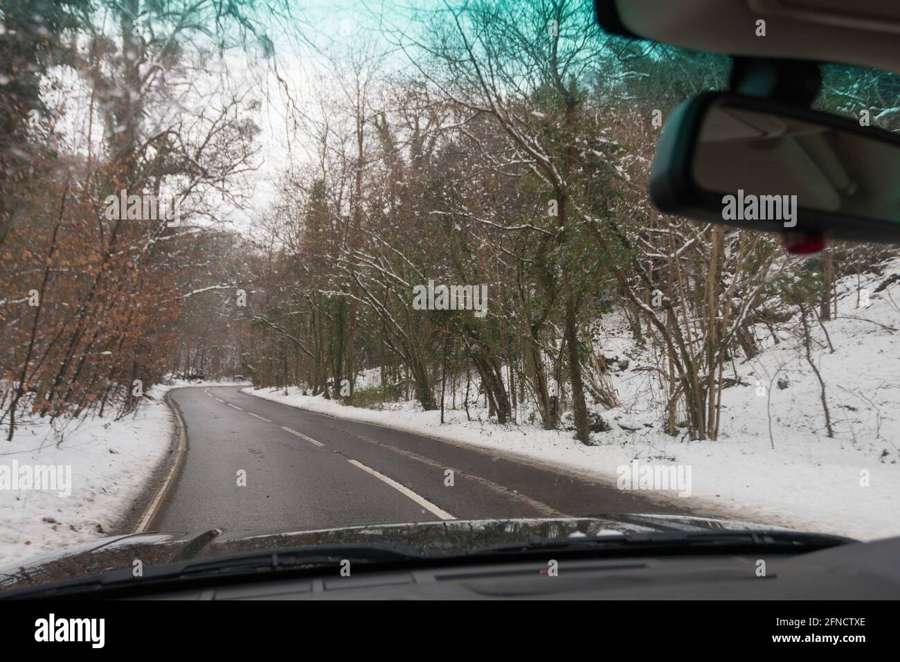 Die Passagieransicht von 4x4, die nach starkem Schneefall im Chew Valley, Bristol, England, auf einer eisigen Straße fahren. Stockfoto