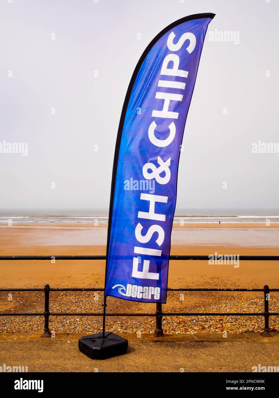 Oscars Fish and Chip Shop Banner-Schild an der Strandpromenade In Saltburn North Yorkshire Stockfoto