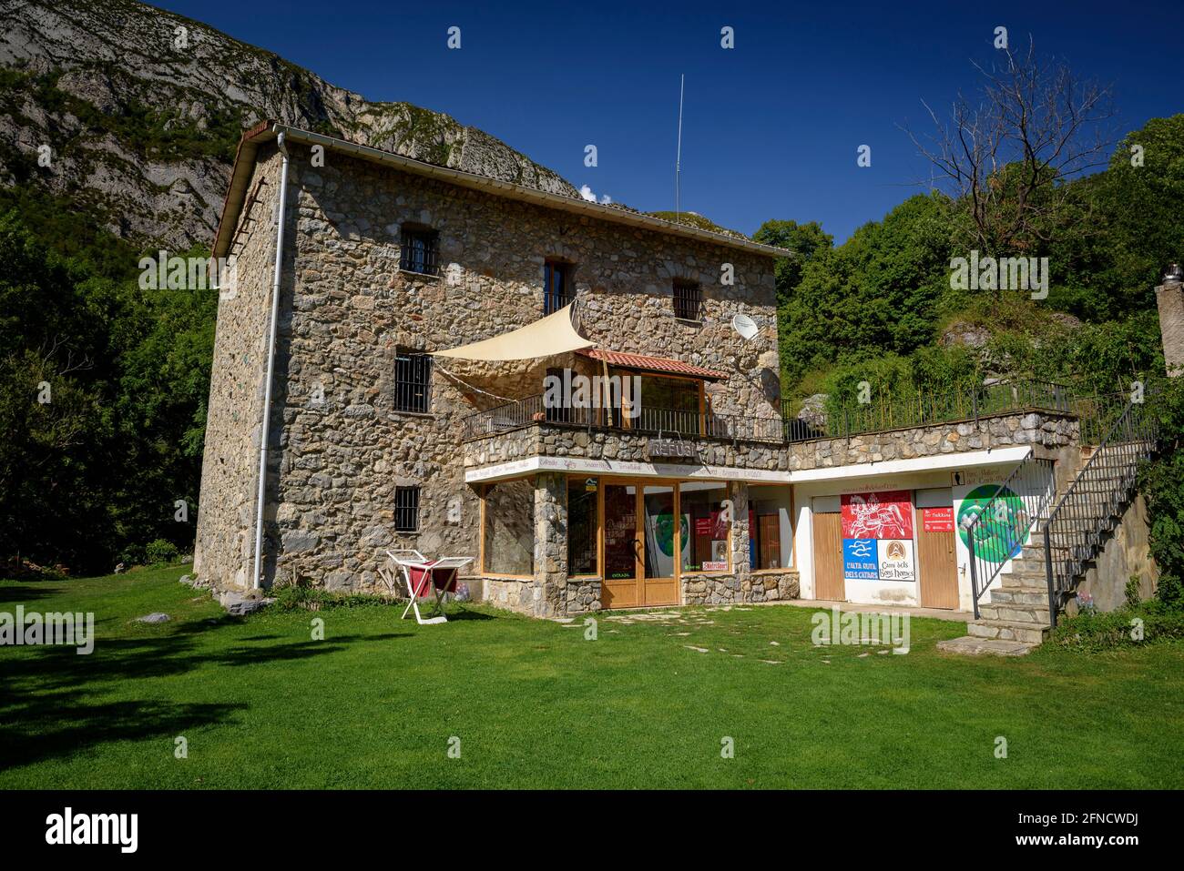 Berghütte von Gresolet im Sommer, am Fuße der Nordwand von Pedraforca (Berguedà, Katalonien, Spanien, Pyrenäen) ESP: Refugio de Gresolet en verano Stockfoto