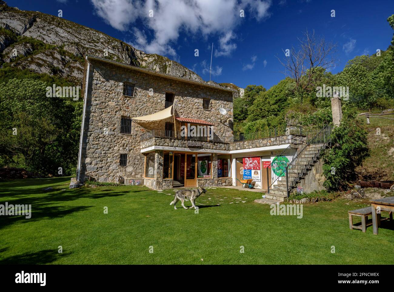 Berghütte von Gresolet im Sommer, am Fuße der Nordwand von Pedraforca (Berguedà, Katalonien, Spanien, Pyrenäen) Stockfoto
