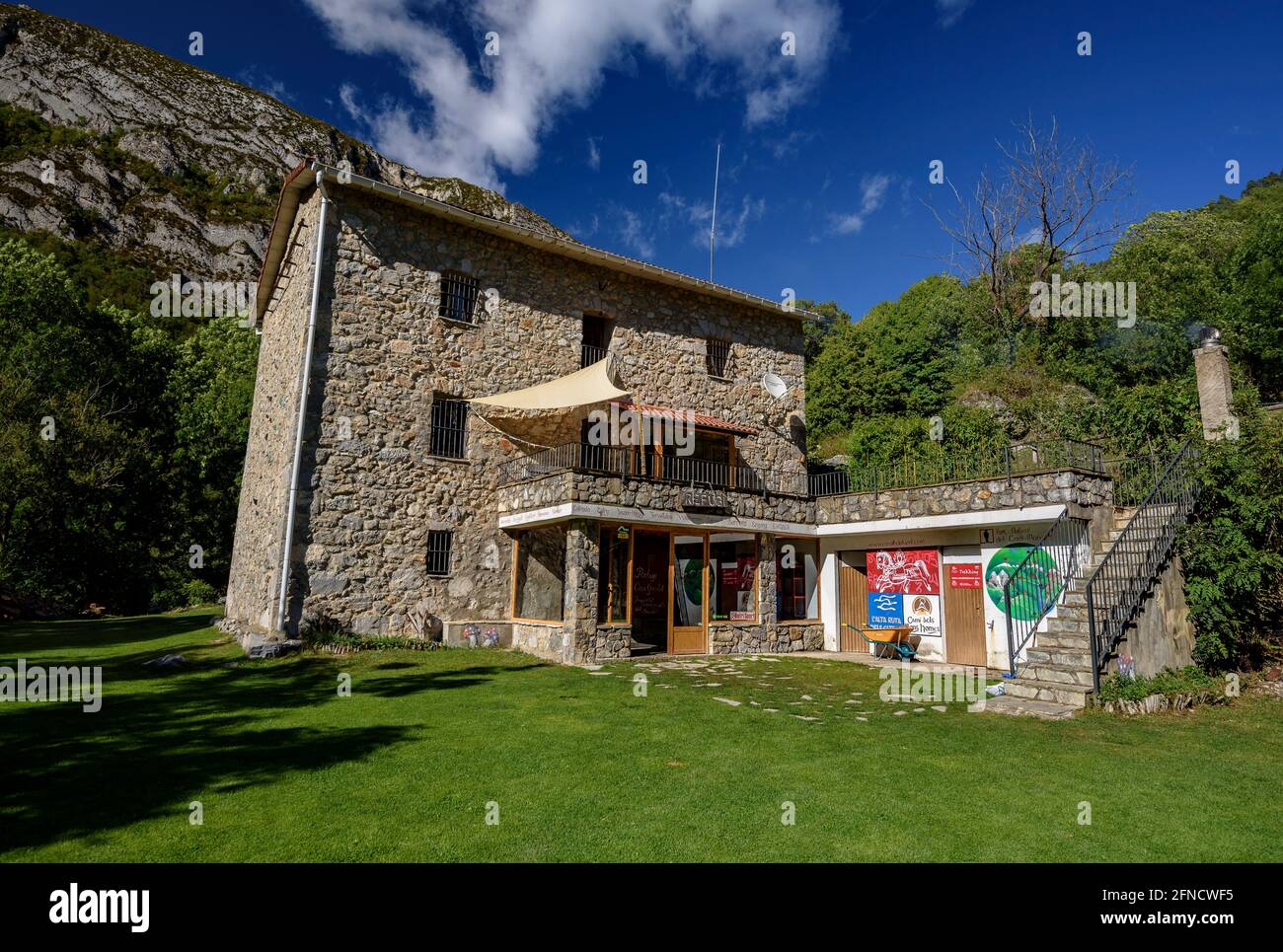 Berghütte von Gresolet im Sommer, am Fuße der Nordwand von Pedraforca (Berguedà, Katalonien, Spanien, Pyrenäen) Stockfoto