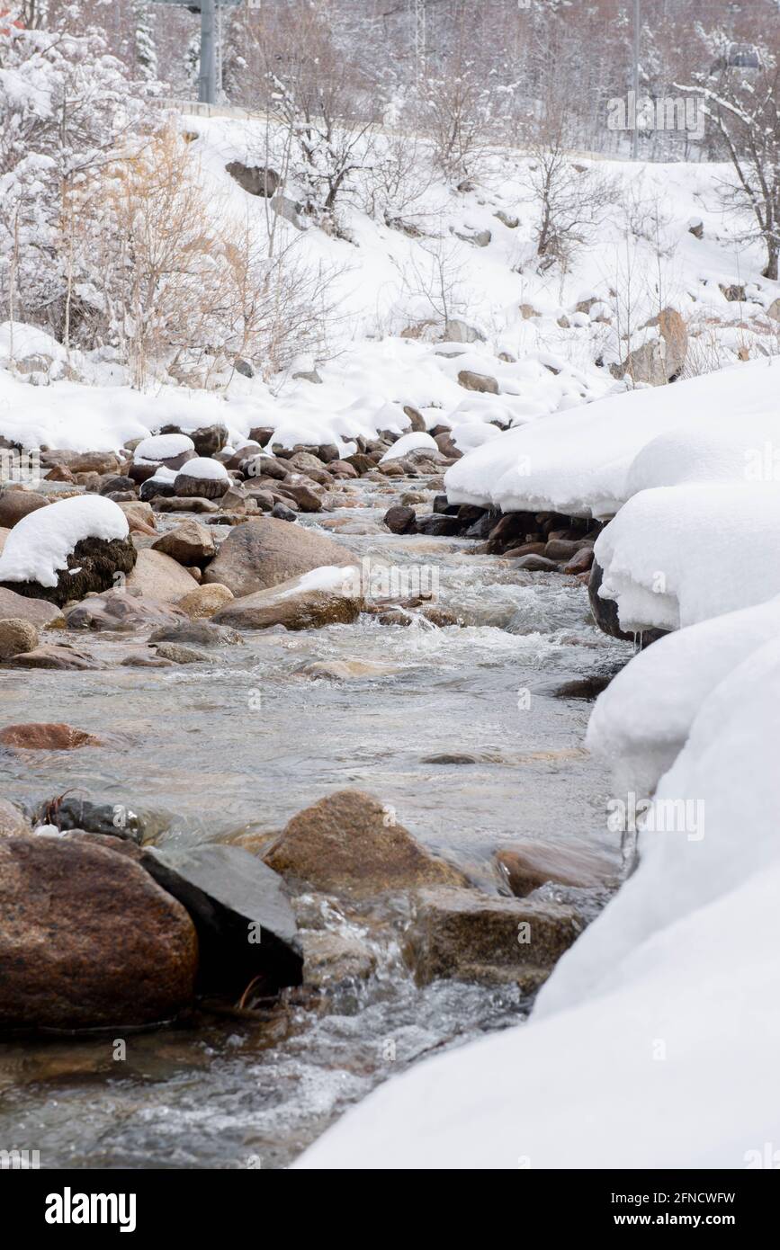 In den Bergen ist der Gebirgsfluss sehr schön Winter Stockfoto