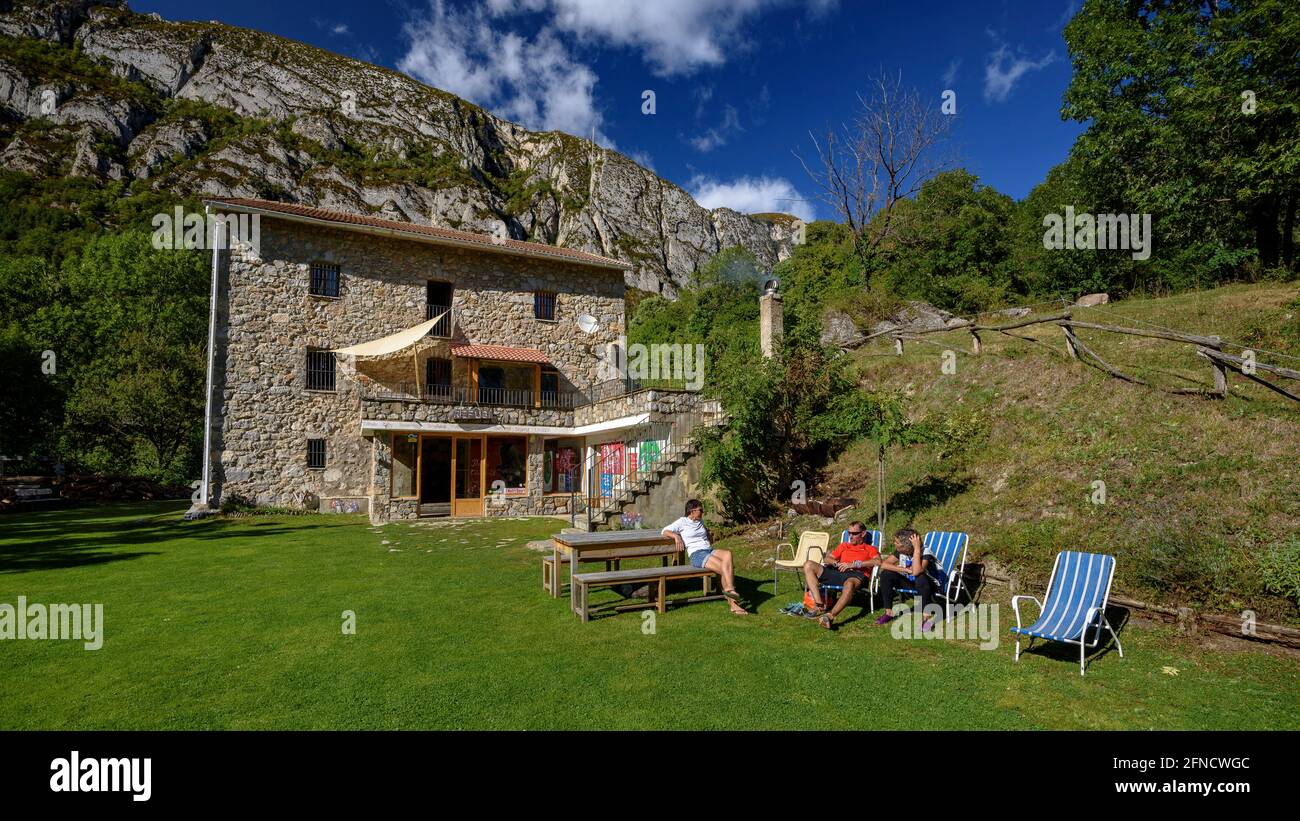 Berghütte von Gresolet im Sommer, am Fuße der Nordwand von Pedraforca (Berguedà, Katalonien, Spanien, Pyrenäen) Stockfoto
