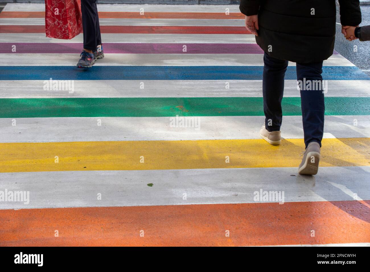 Die Abbildung zeigt eine Fußgängerüberfahrt in Regenbogenfarben, um das Bewusstsein für die Diskriminierung von LGBTQI+-Menschen im Stadtzentrum zu schärfen Stockfoto