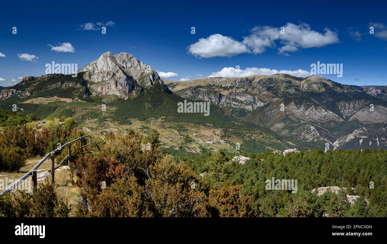 Pedraforca vom Aussichtspunkt La Palomera (Alt Berguedà, Katalonien, Spanien, Pyrenäen) ESP: El Pedraforca visto desde el mirador de la Palomera Stockfoto