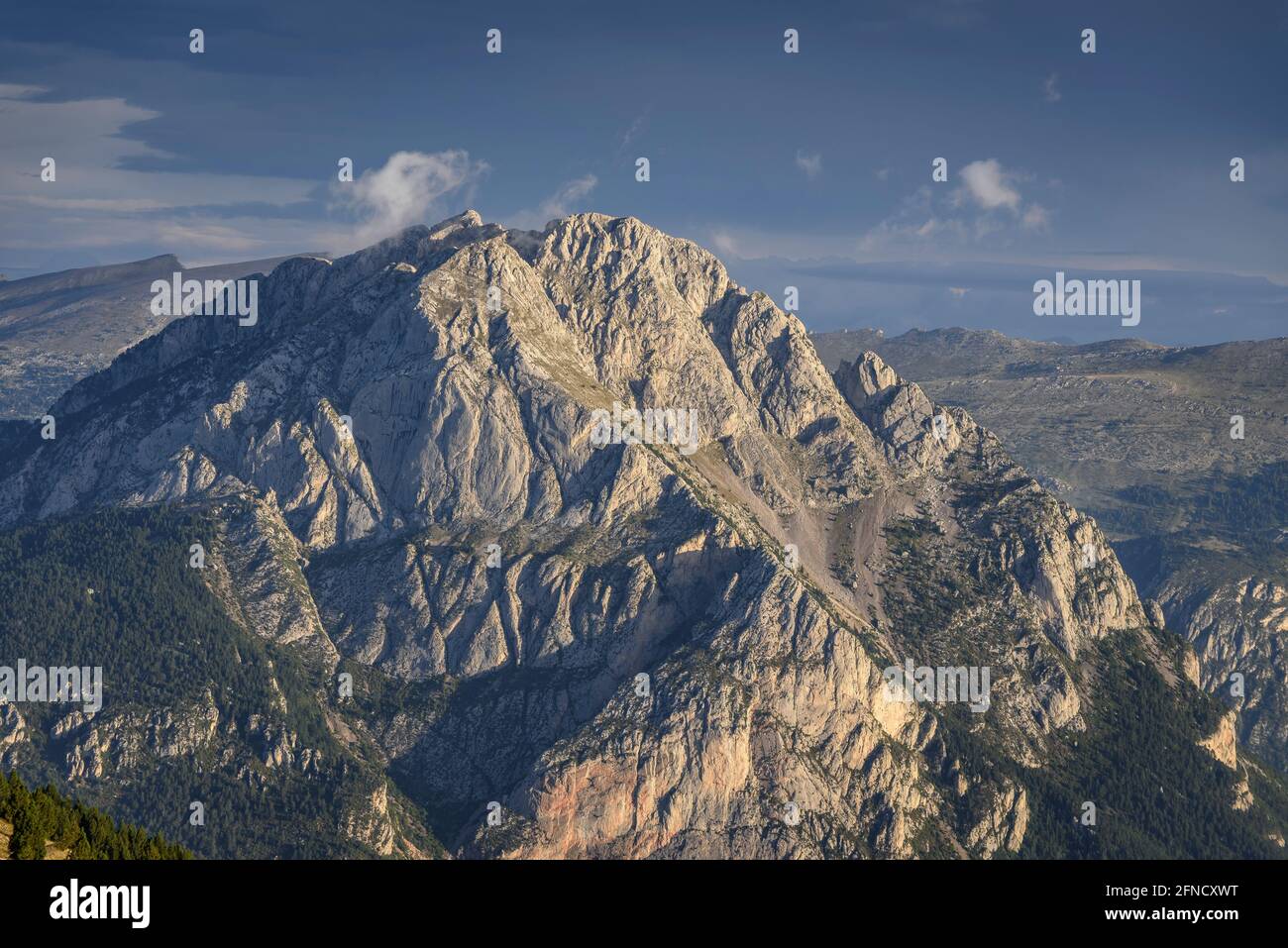 Pedraforca Zwillingsspitzen bei Sonnenaufgang, von der Serra d'Ensija Bergkette aus gesehen (Berguedà, Katalonien, Spanien, Pyrenäen) Stockfoto