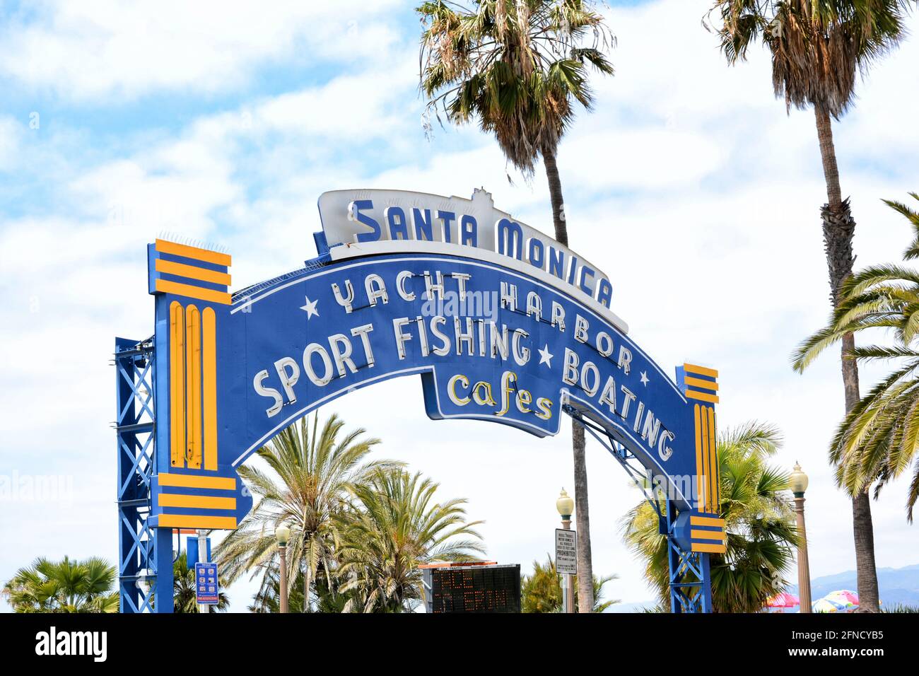 SANTA MONICA, KALIFORNIEN - 15. MAI 2021: Schild am Eingang zum Santa Monica Pier, einer beliebten Touristenattraktion. Stockfoto