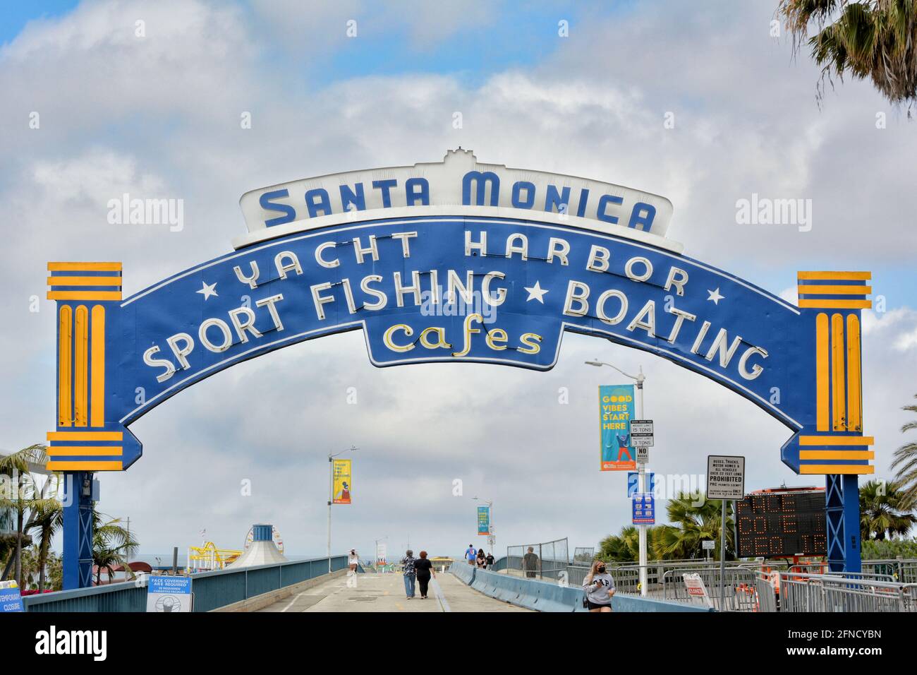 SANTA MONICA, C ALIFORNIA - 15. MAI 2021: Schild am Eingang zum Santa Monica Pier, einer beliebten Touristenattraktion. Stockfoto
