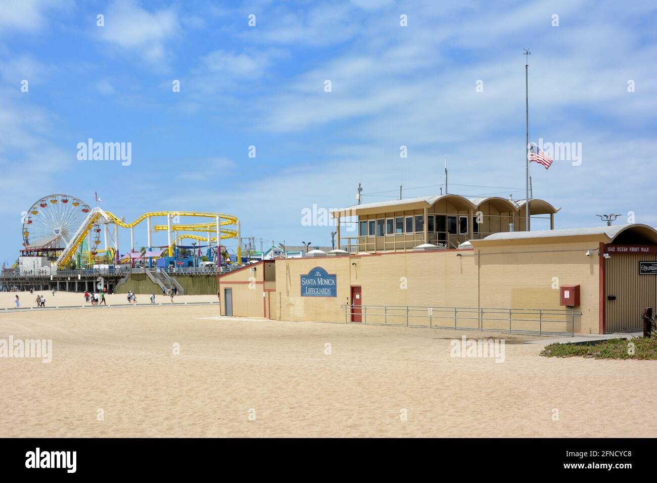 SANTA MONICA, KALIFORNIEN - 15. MAI 2021: Santa Monica Rettungsschwimmer Hauptquartier mit dem Pier und Pacific Park im Hintergrund. Stockfoto