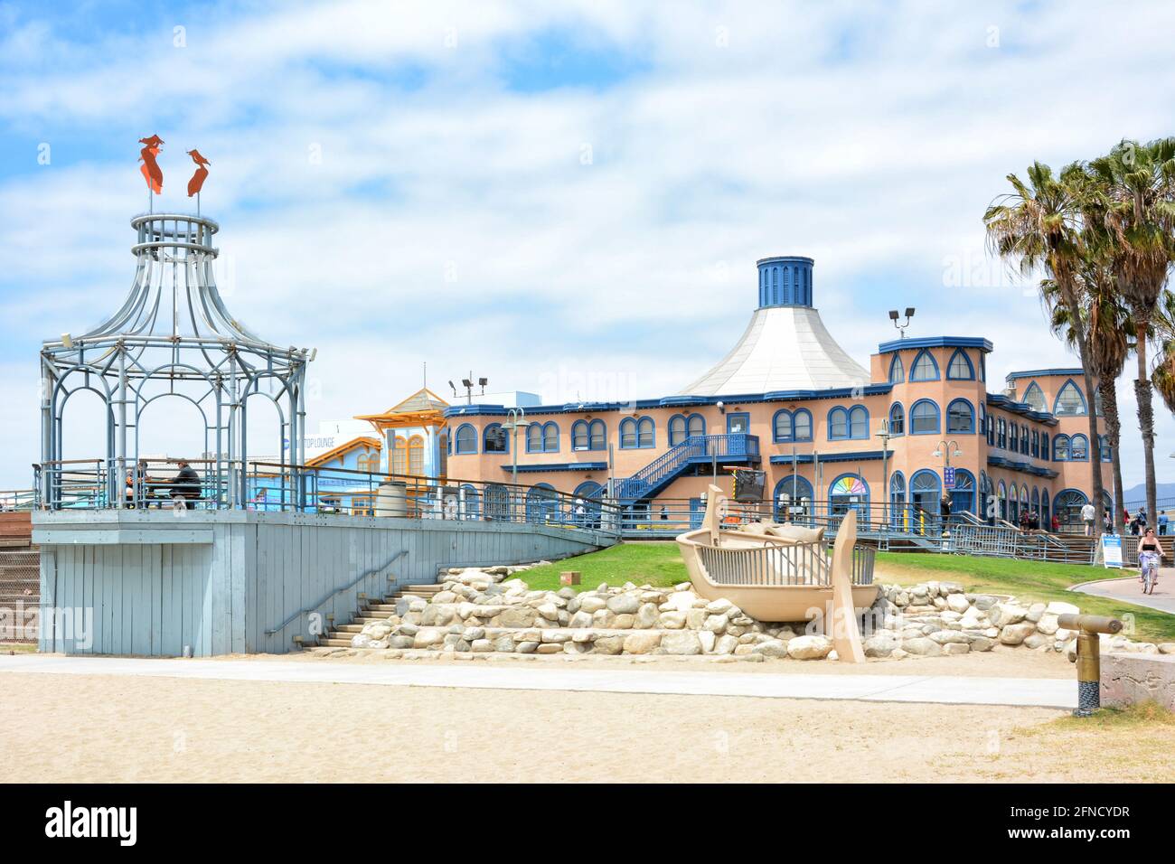 SANTA MONICA, KALIFORNIEN - 15. MAI 2021: Merry-Go-Round Gebäude vom Pier Playground aus gesehen. Stockfoto
