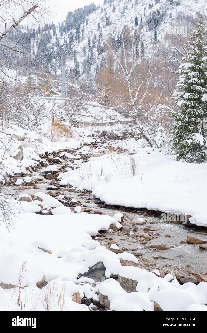 Wunderbarer Gebirgsfluss und wunderschöne Winterlandschaft Stockfoto