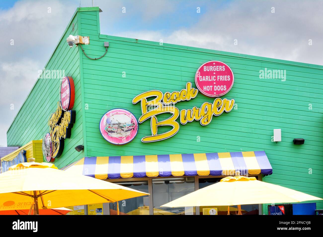 SANTA MONICA, KALIFORNIEN - 15. MAI 2021: Beach Burger Restaurant am Santa Monica Pier. Stockfoto