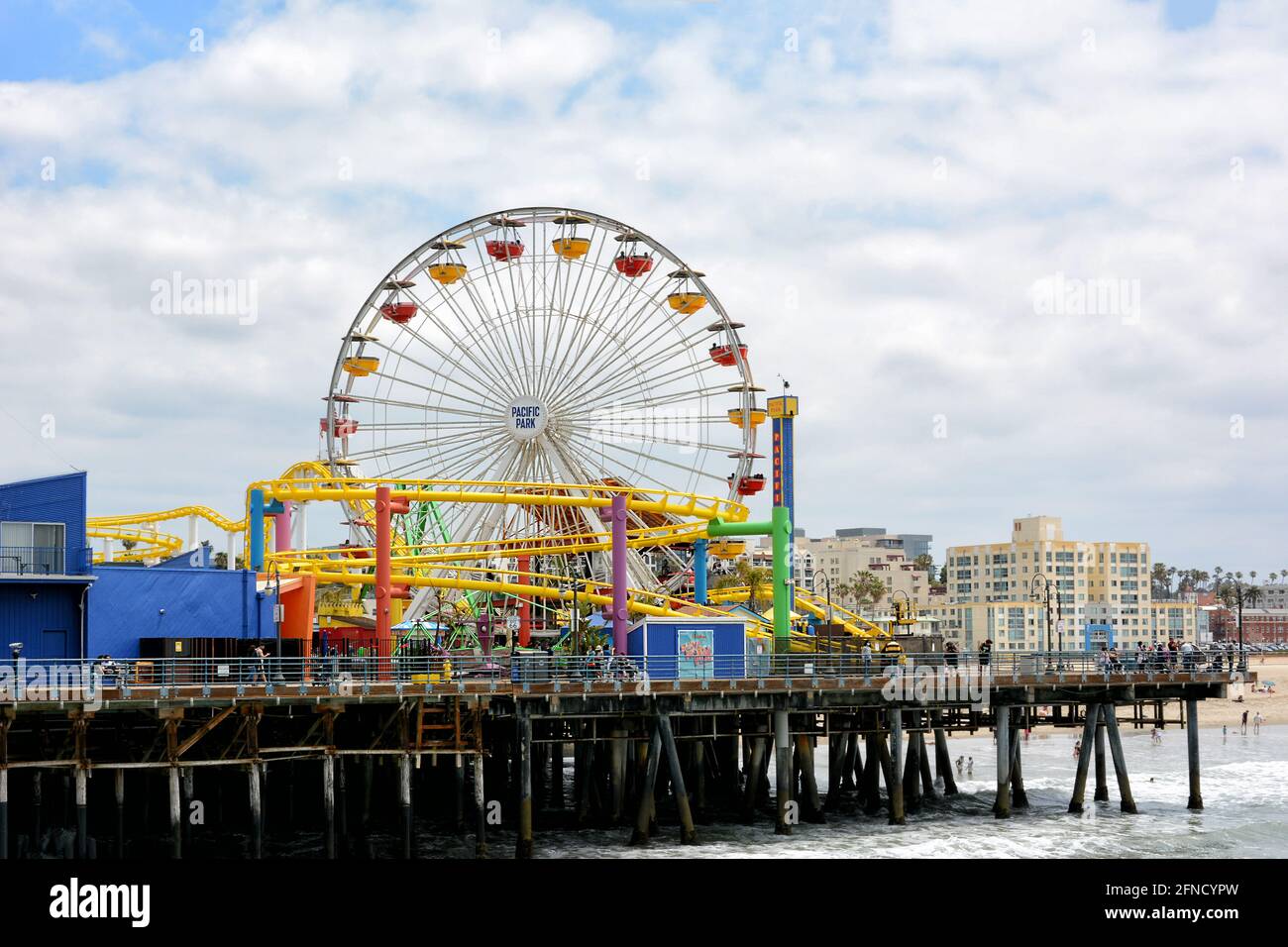 SANTA MONICA, KALIFORNIEN - 15. MAI 2021: Der Pacific Park, ein Vergnügungspark am Santa Monica Pier, blickt direkt auf den Pazifik. Stockfoto