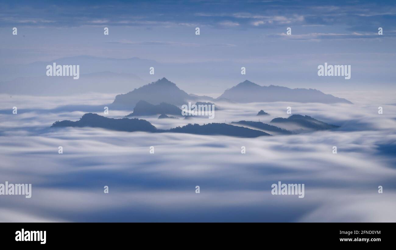 Serra de Picancel von Queralt aus gesehen bei einem Winteraufgang unter den Fogs (Berguedà, Katalonien, Spanien, Pyrenäen) ESP: Sierra de Picancel vista desde Queralt Stockfoto