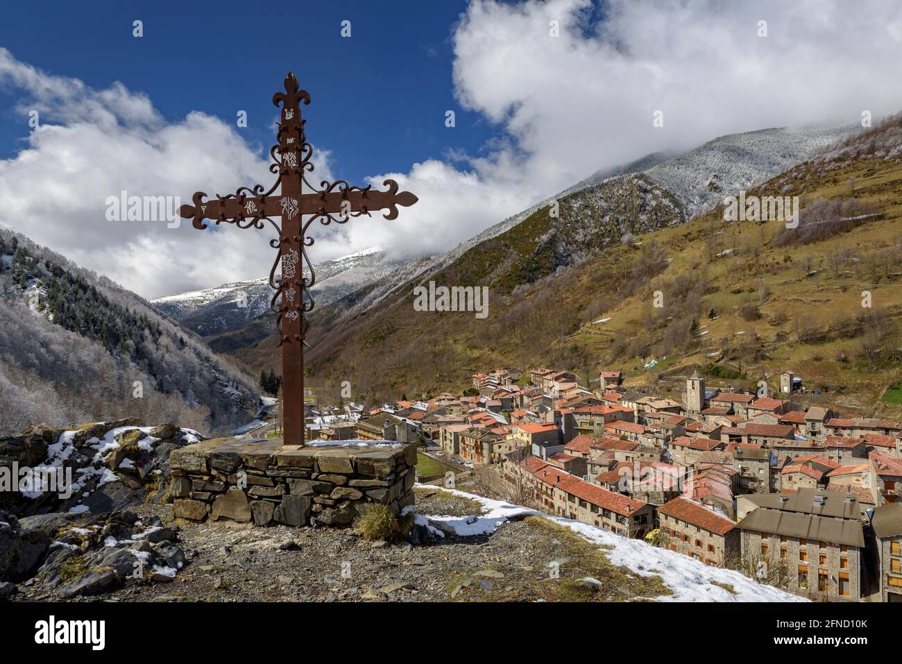 Setcases Stadt und Tal vom Aussichtspunkt aus gesehen in einem winterverschneiten Morgen (Ripollès, Katalonien, Spanien, Pyrenäen) ESP: Pueblo y valle de Setcases Stockfoto