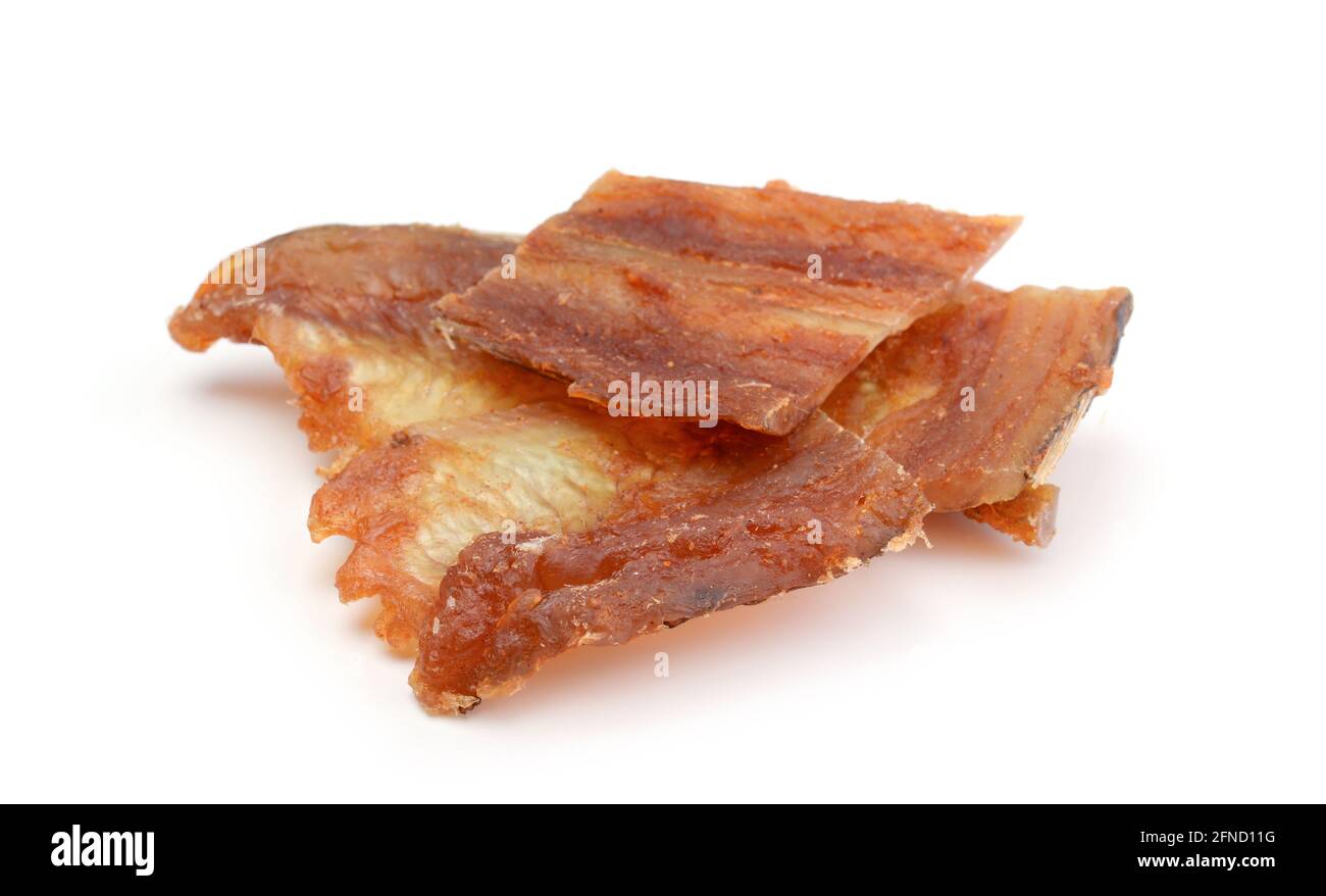 Mehrere Stücke von gesalzenem Fisch mit rotem Pfeffer auf weiß isoliert. Stockfoto