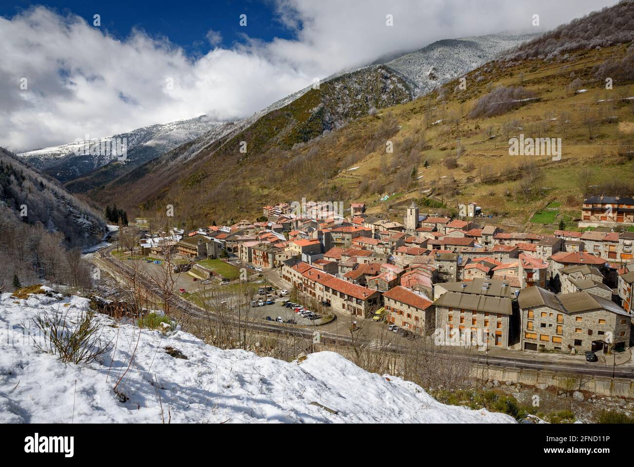 Setcases Stadt und Tal vom Aussichtspunkt aus gesehen in einem winterverschneiten Morgen (Ripollès, Katalonien, Spanien, Pyrenäen) ESP: Pueblo y valle de Setcases Stockfoto