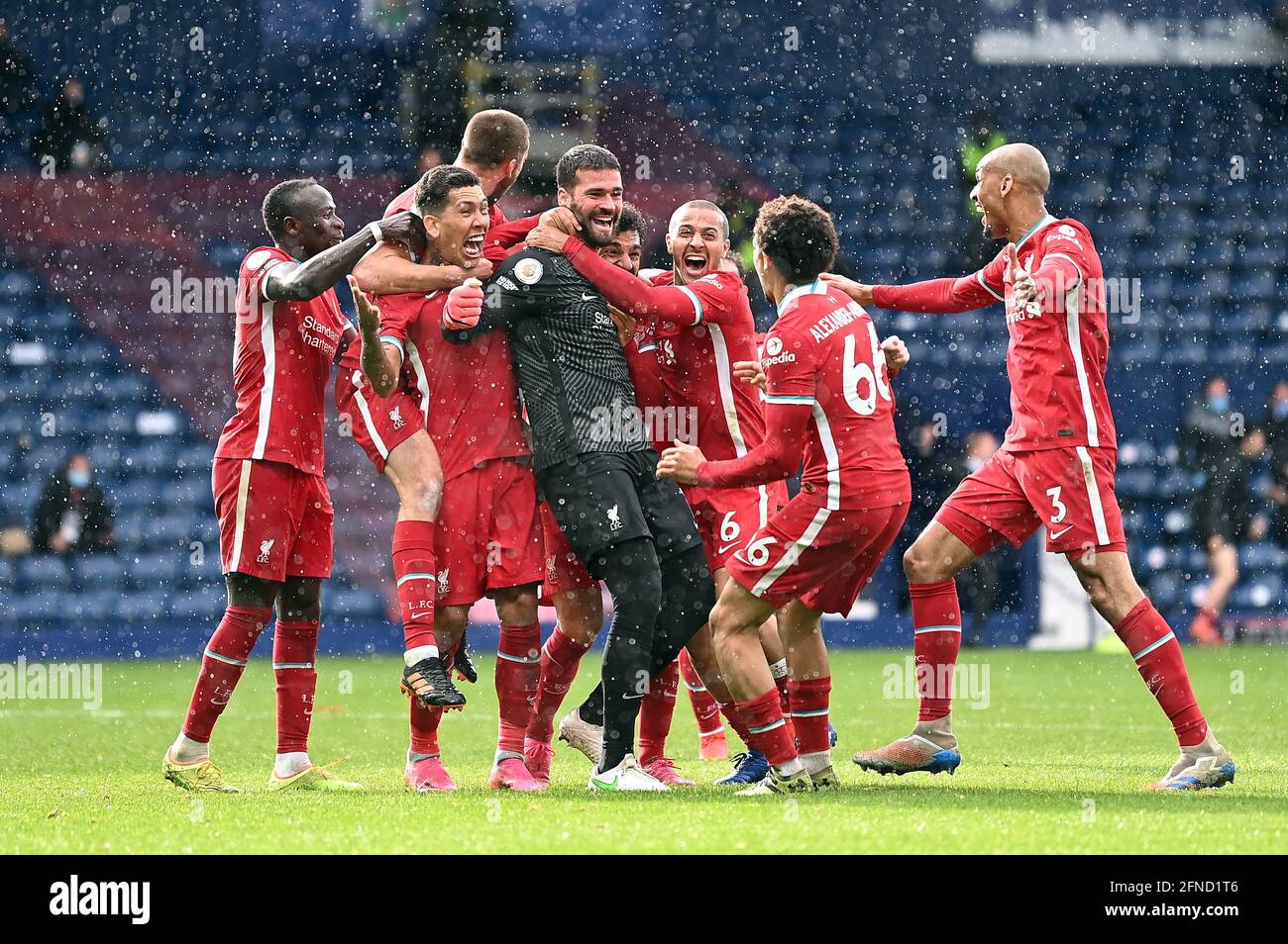 Liverpooler Torhüter Alisson feiert das zweite Tor seiner Mannschaft mit Teamkollegen während des Premier League-Spiels in den Hawthorns, West Bromwich. Bilddatum: Sonntag, 16. Mai 2021. Stockfoto