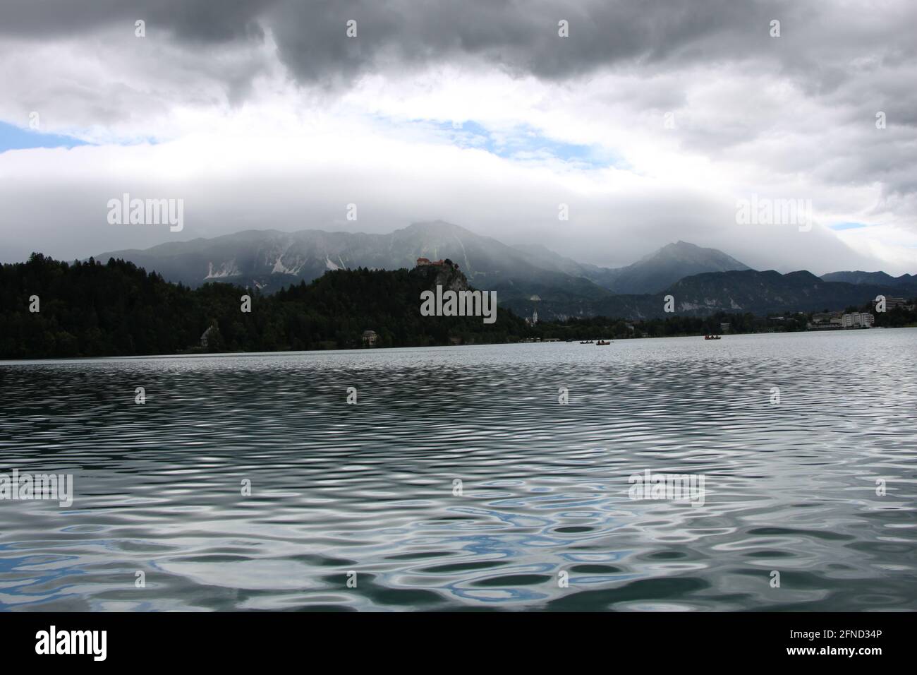 Dramatische Berglandschaft während der Fahrt auf dem Bleder See, Slowenien Stockfoto