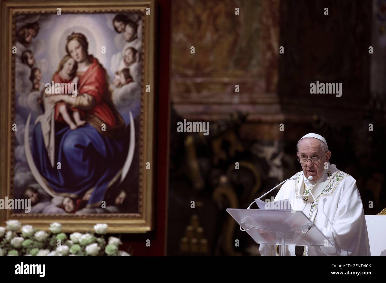 Papst Franziskus feiert in der Petersbasilika eine Messe für die in Rom lebenden Gläubigen aus Myanmar. Vatikan, 16. Mai 2021 Stockfoto