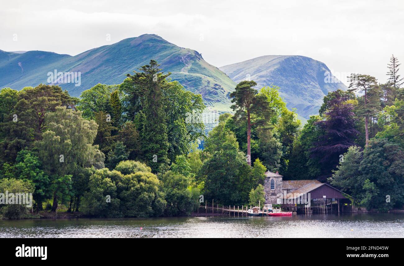 Hölzerne Ruderboote am Ufer von Derwent Water im englischen Lake District. Stockfoto