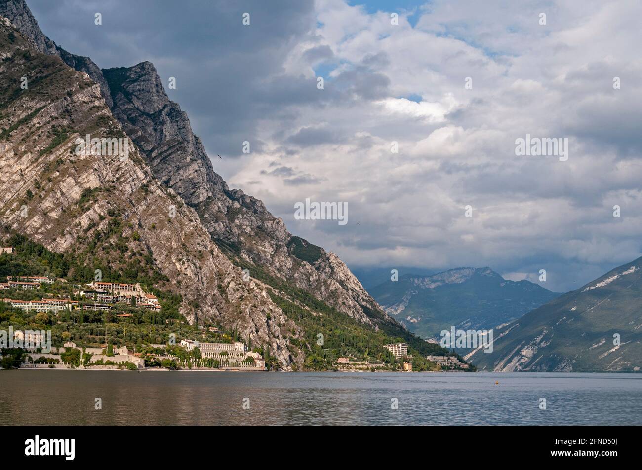 Die kleine Stadt Limone oder Lemone sul Garda at Der Fuß des Gardasees mit seiner steilen Klippe Blick auf das nordwestliche Ufer des Gardasees in t Stockfoto