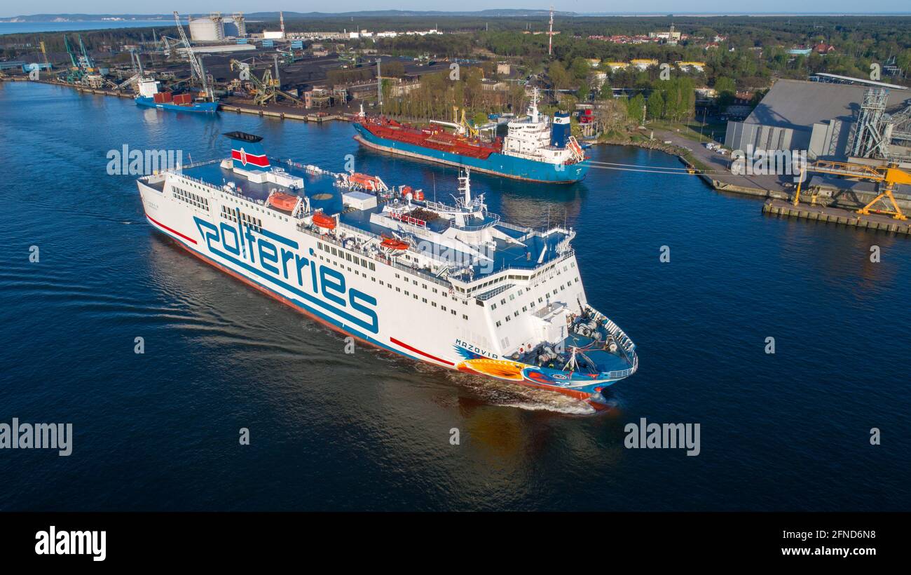 Luftdrohnenaufnahme der Fähre MF Mazovia, Polferries Lines im Hafen von Swinoujscie in Polen. In arbeitet auf der Linie Swinoujscie – Ystad Stockfoto