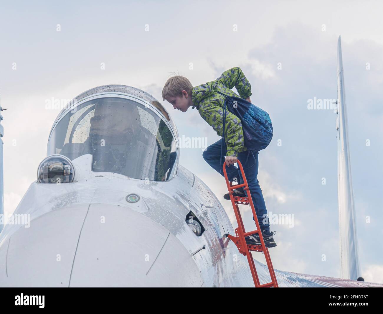 Moskau, Russland. Mai 2021. Der Junge schaut auf der Airshow in das Cockpit des Flugzeugs. Die Flugshow zu Ehren des 30. Jahrestages der Kunstfluggruppen „Strizhi“ und „Russische Ritter“ versammelte Tausende von Zuschauern auf dem Luftwaffenstützpunkt Kubinka in der Nähe von Moskau. Kredit: SOPA Images Limited/Alamy Live Nachrichten Stockfoto