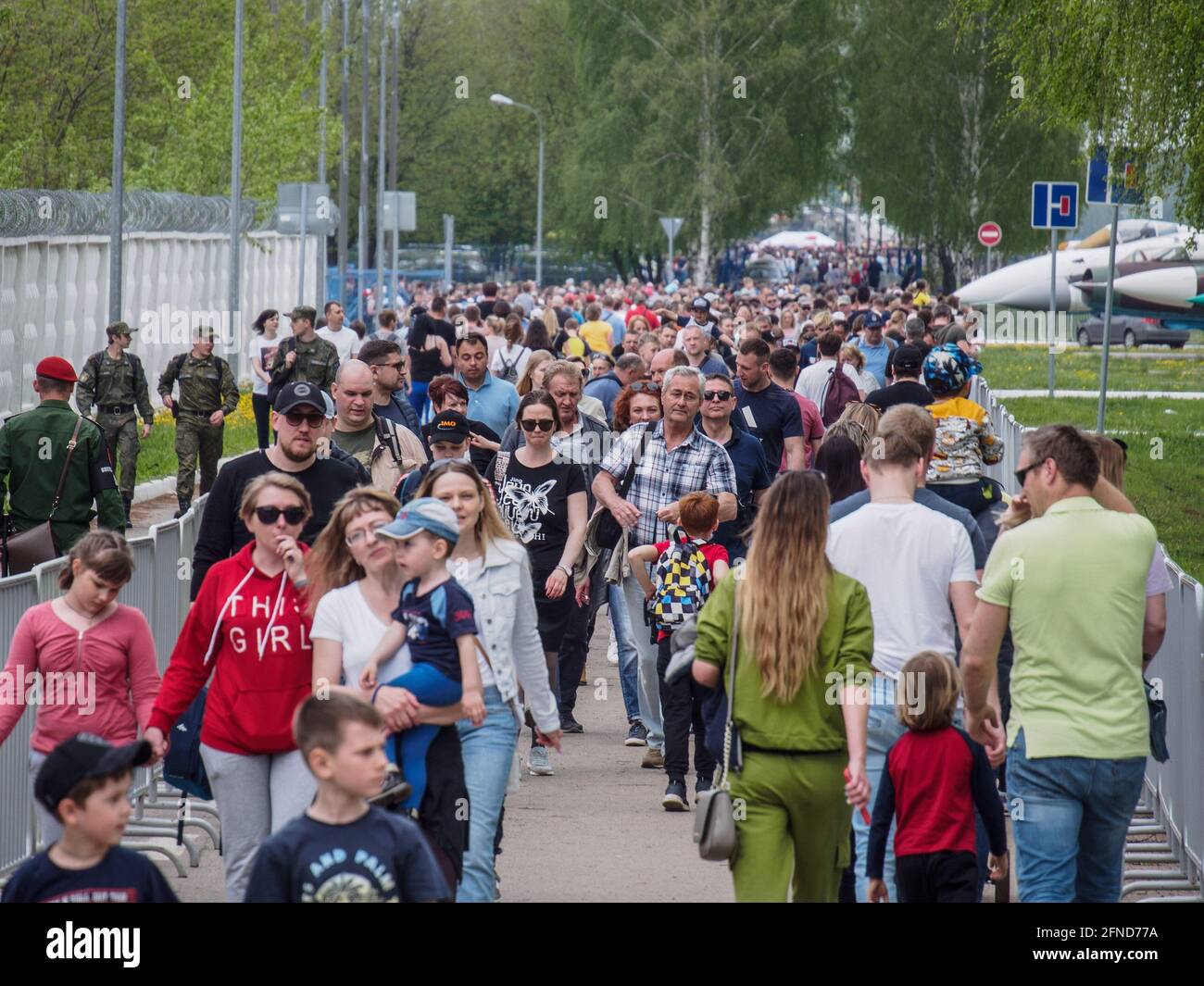 Moskau, Russland. Mai 2021. Tausende besuchen die Airshow. Die Flugshow zu Ehren des 30. Jahrestages der Kunstfluggruppen „Strizhi“ und „Russische Ritter“ versammelte Tausende von Zuschauern auf dem Luftwaffenstützpunkt Kubinka in der Nähe von Moskau. Kredit: SOPA Images Limited/Alamy Live Nachrichten Stockfoto