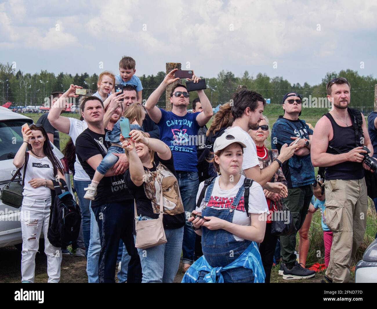 Moskau, Russland. Mai 2021. Besucher der Airshow beobachten die Flüge von Kunstflugteams. Die Flugshow zu Ehren des 30. Jahrestages der Kunstfluggruppen „Strizhi“ und „Russische Ritter“ versammelte Tausende von Zuschauern auf dem Luftwaffenstützpunkt Kubinka in der Nähe von Moskau. Kredit: SOPA Images Limited/Alamy Live Nachrichten Stockfoto