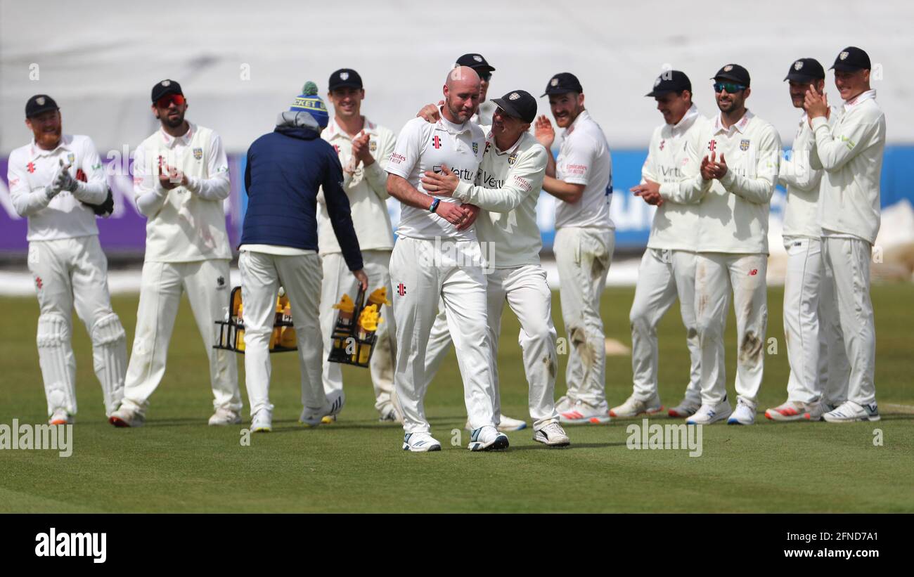 CHESTER LE STREET, GROSSBRITANNIEN. 16. MAI ein emotionaler Chris Rushworth von Durham wird von Scott Borthwick gratuliert, nachdem er sein 528. First Class Wicket zum führenden Wicket-Abnehmer von Durham vor Graham Onions während des LV= County Championship-Spiels zwischen Durham County Cricket Club und Worcestershire in Emirates Riverside genommen hatte, Chester le Street am Sonntag, 16. Mai 2021. (Kredit: Mark Fletcher, Mi News) Kredit: MI Nachrichten & Sport /Alamy Live Nachrichten Stockfoto