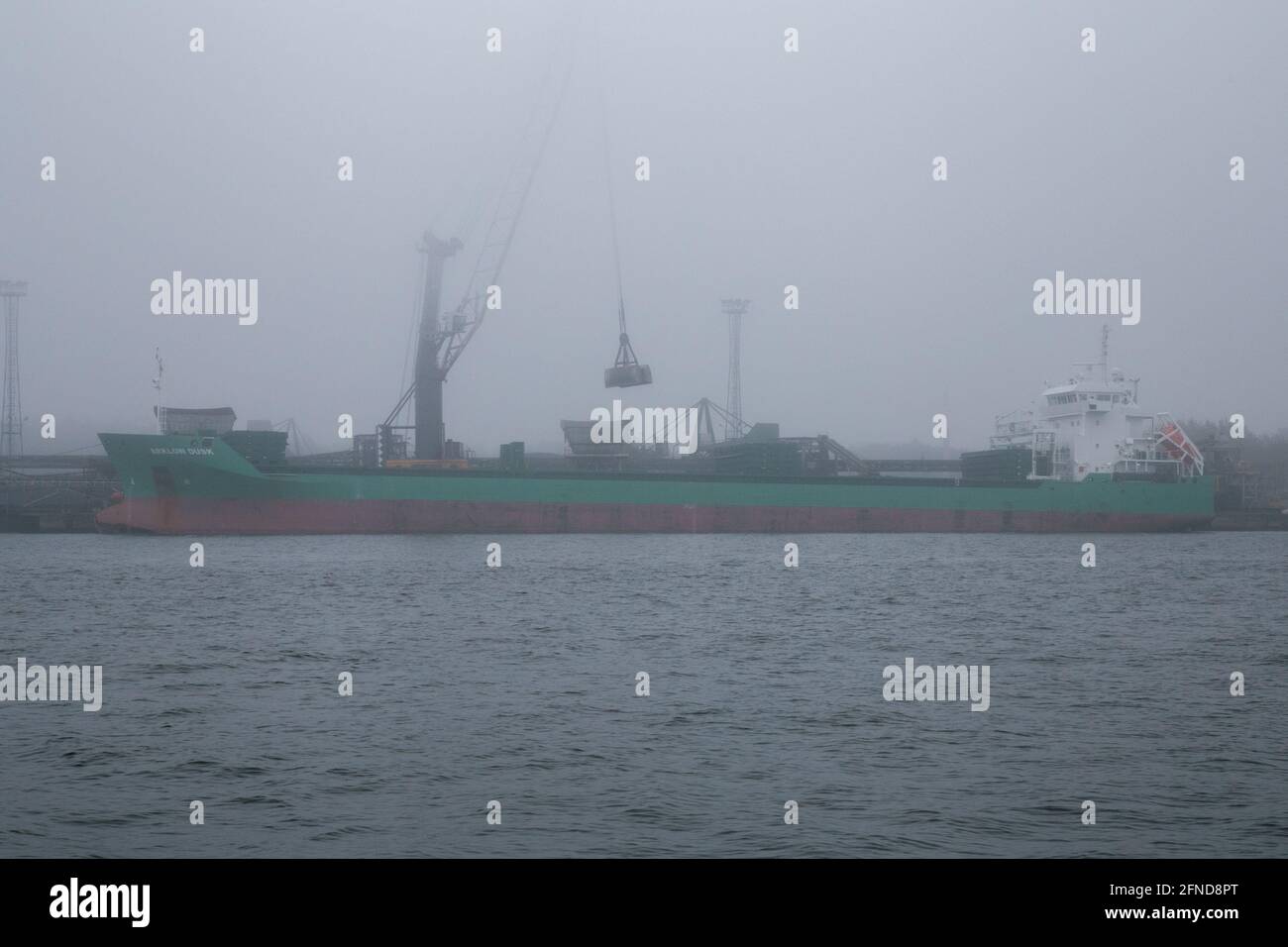 Arlkrow Dusk Frachtschiff im Nebel in Swinoujscie, Polen Stockfoto