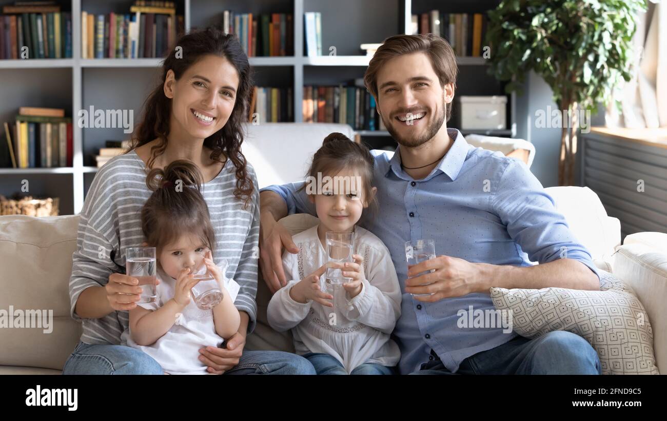 Porträt einer glücklichen Familie mit Kindern sauberes Wasser trinken Stockfoto