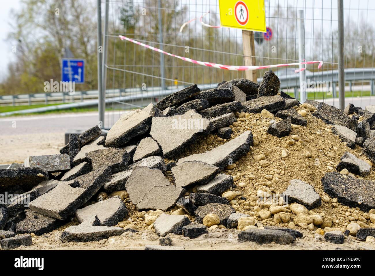 Schotterhaufen mit gebrochenen Asphaltstücken an der Seite Der Autobahn bei Reparaturen Stockfoto