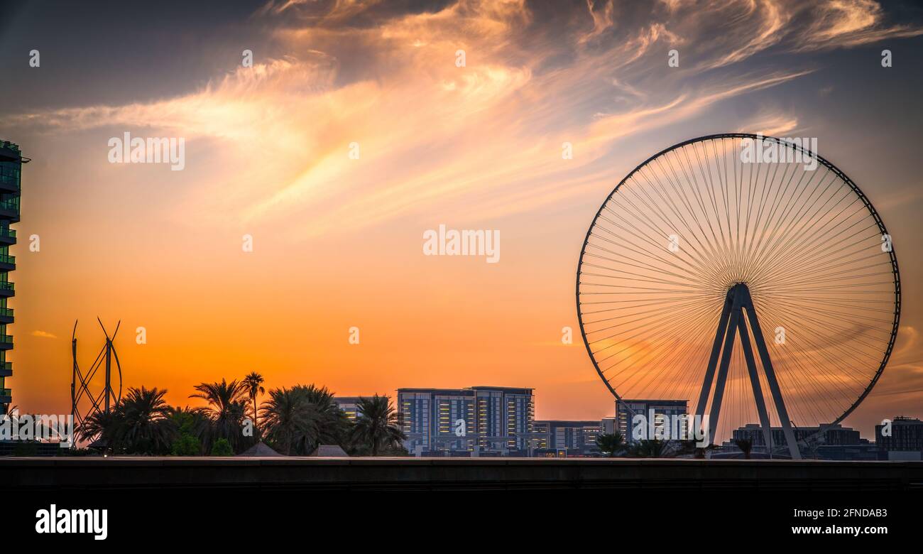 Sonnenuntergang auf der Bluewaters Island, mit dem berühmten Ain Dubai Riesenrad im Bau, mit Drehpunkt von Marina Beach perfekte Aufnahme für Sonnenuntergänge, tr Stockfoto