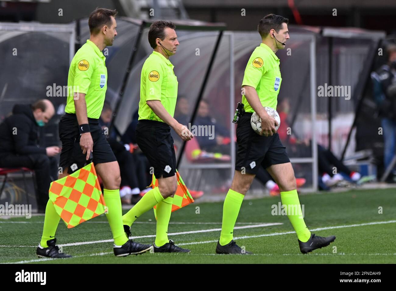 ALKMAAR, NIEDERLANDE - 16. MAI: Schiedsrichter-Assistent Mario Diks, Schiedsrichter-Assistent Dave Goossens. Schiedsrichter Jochem Kamphuis während des niederländischen Eredivisie-Spiels zwischen AZ und Heracles Almelo am 16. Mai 2021 im AFAS Stadion in Alkmaar, Niederlande (Foto: Patrick Goosen/Orange Picles) Stockfoto