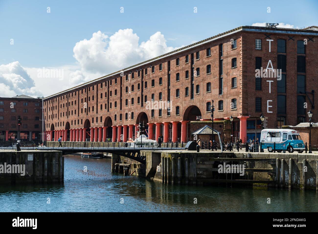 Blick über das Wasser zum Haupteingang des Albert Dock an der weltberühmten Liverpool Waterfront im Mai 2021. Stockfoto