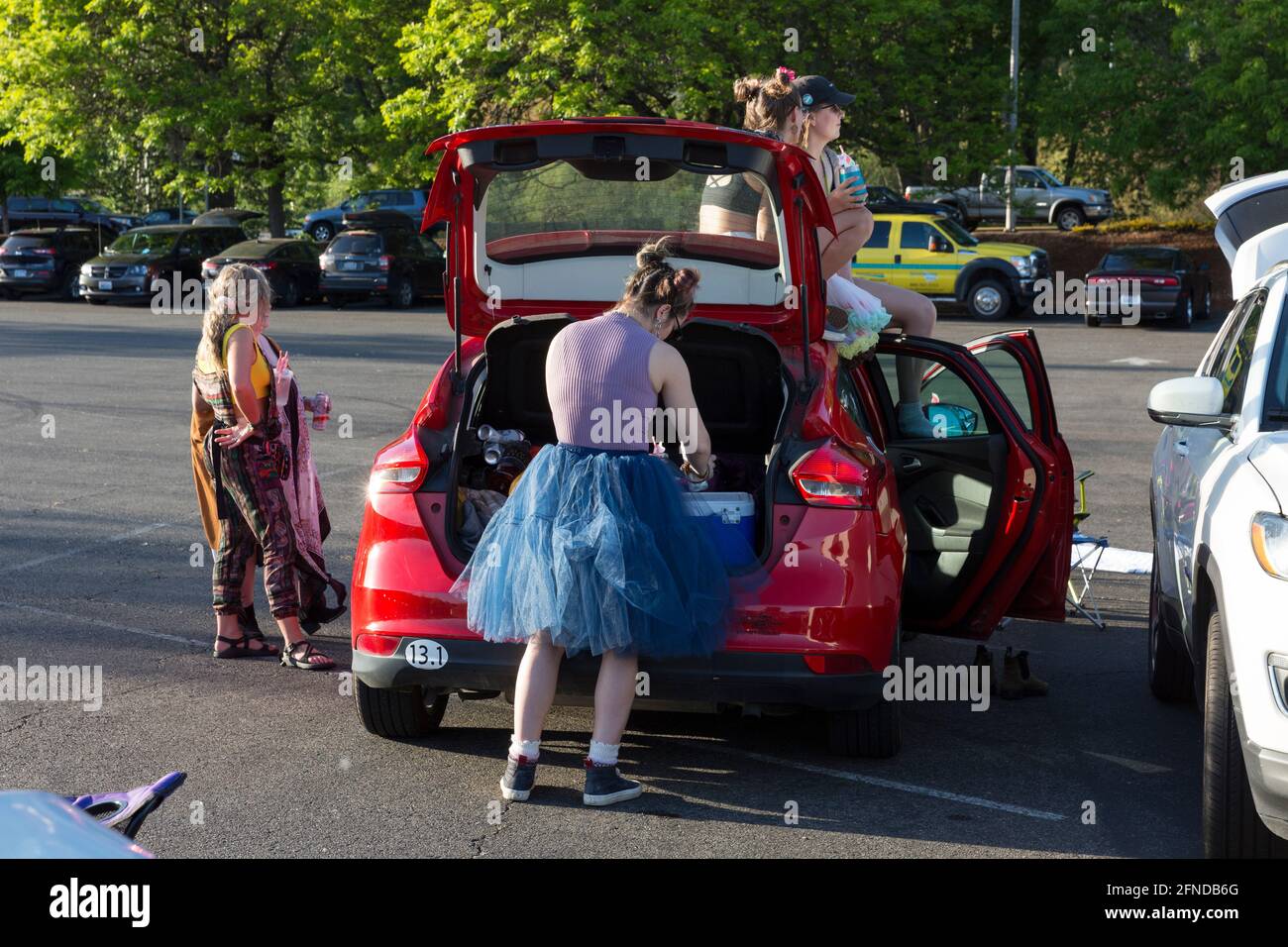 Teilnehmer in verschiedenen Formen der Drag bereiten sich vor der Show auf Drive N Drag Saves 2021 in Seattle am Samstag, 15. Mai 2021. Der Superheld thematisierte natio Stockfoto