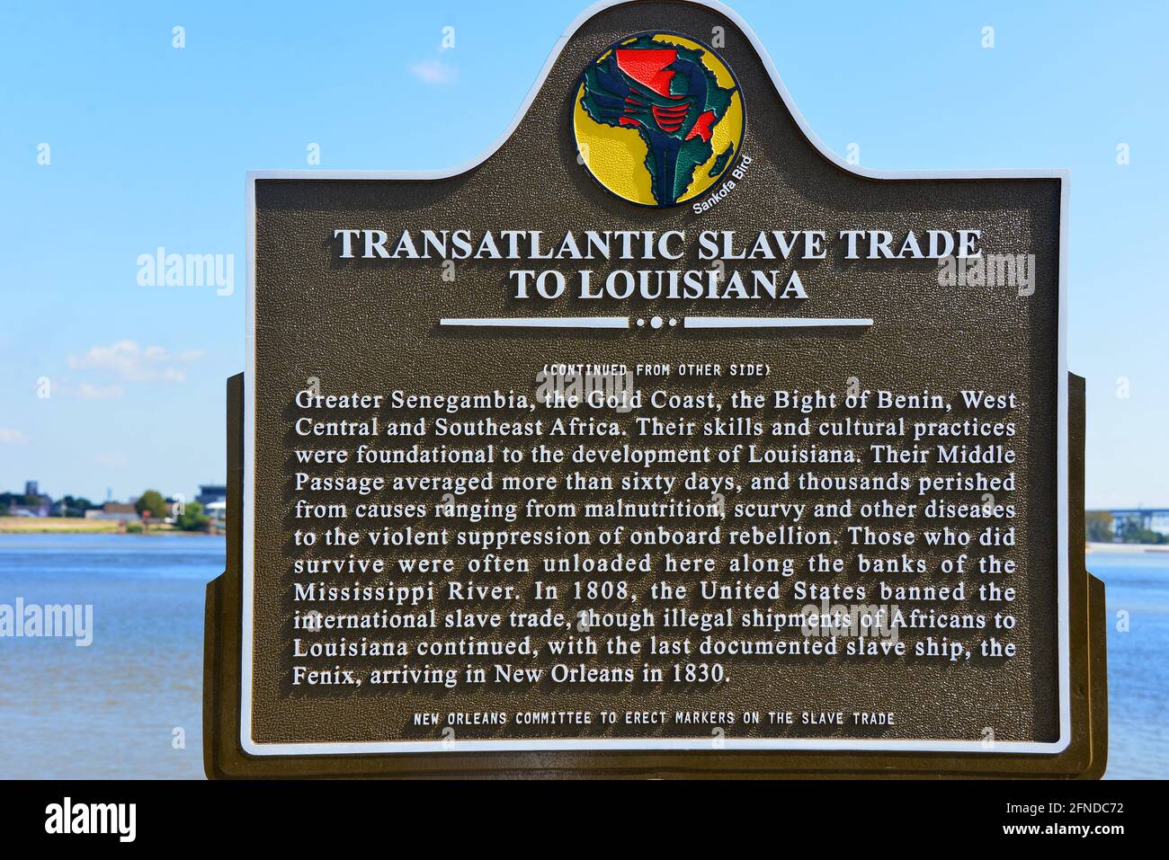 New Orleans, LA, USA - 26. September 2019: Gedenktafel in der Nähe des Mississippi-Flusses, auf der die Geschichte des transatlantischen Sklavenhandels beschrieben wird Stockfoto