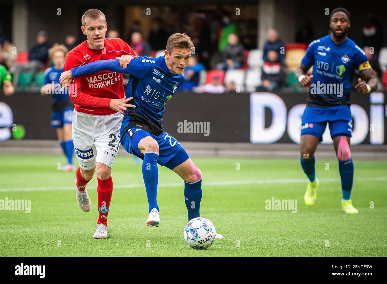 Silkeborg, Dänemark. Mai 2021. Sebastian Jorgensen (27) von Silkeborg IF und Oliver Sonne (22) von HB Koege beim NordicBet Liga-Spiel zwischen Silkeborg IF und HB Koege im Jysk Park in Silkeborg. (Foto: Gonzales Photo/Alamy Live News Stockfoto