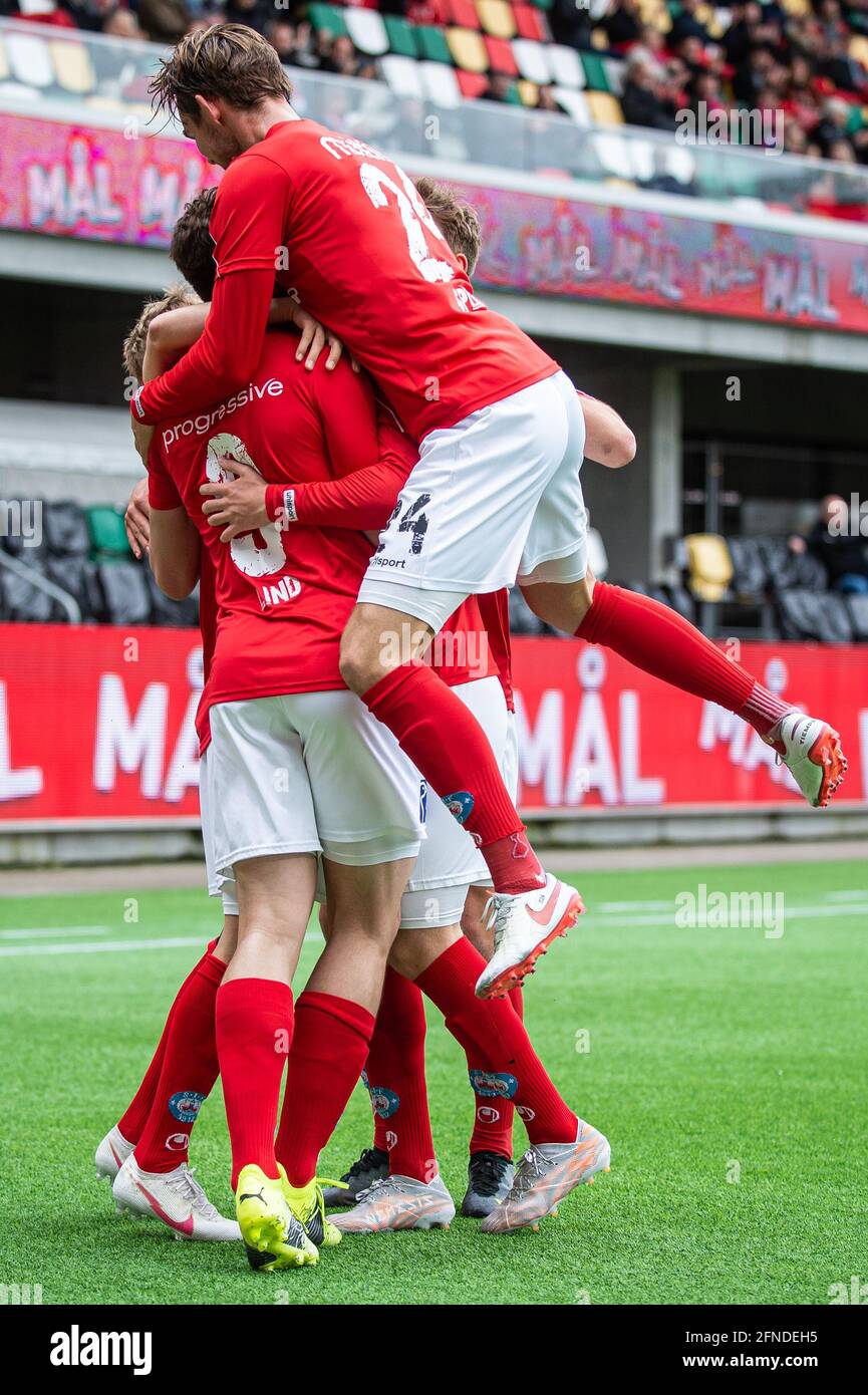 Silkeborg, Dänemark. Mai 2021. Magnus Mattsson (10) von Silkeborg IF punktet mit 2-0 Punkten und feiert das Team während des NordicBet Liga-Spiels zwischen Silkeborg IF und HB Koege im Jysk Park in Silkeborg. (Foto: Gonzales Photo/Alamy Live News Stockfoto