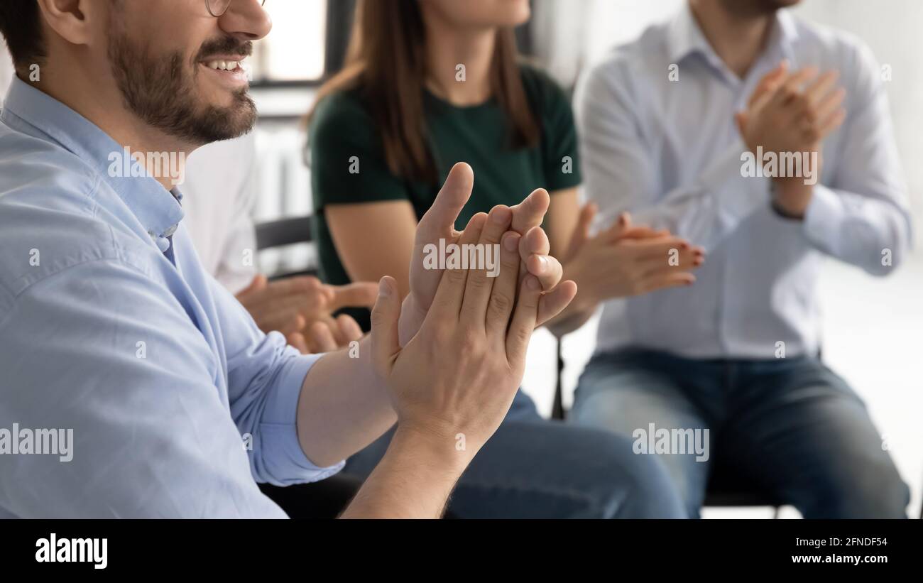 Die Arme des Publikums applaudieren dem Moderator und danken für das gute Stockfoto